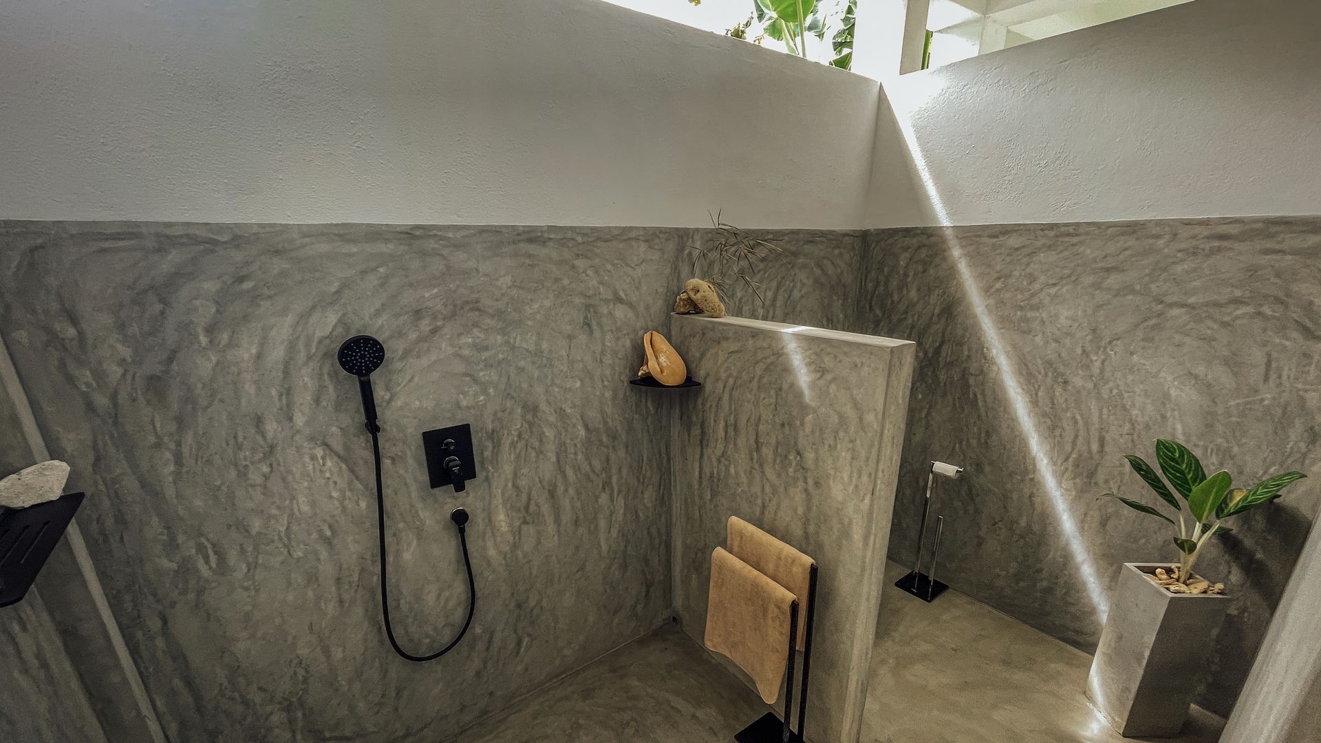 Aliya Watunu Hena — Cabin photo